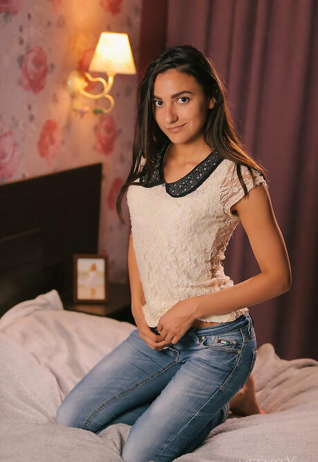 Slim dark hair teen Cira Nerri is foot fetishist 