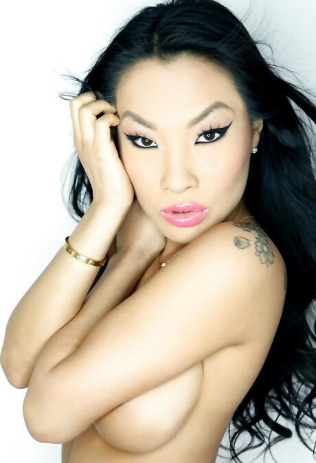 Curious japanese brunette Asa Akira in sexy underwear showing big boobies and sexy ass 