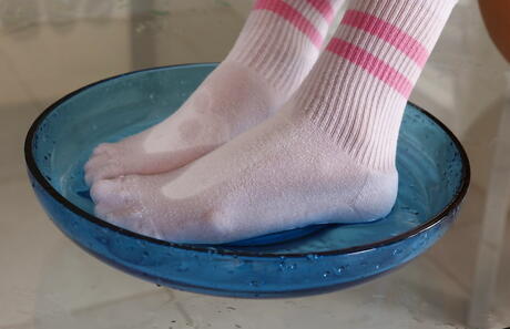 Excellent brunette babe Isabel Dark makes some foot fetish 